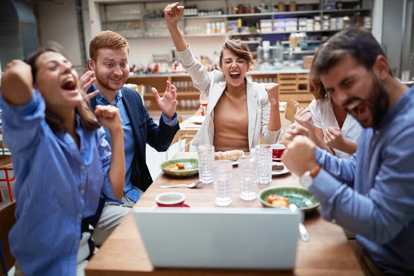 Grupa Młodych Dorosłych Wideo Rozmowy Restauracji Celcebrating Technologia Partnerzy Biznesowi — Zdjęcie stockowe