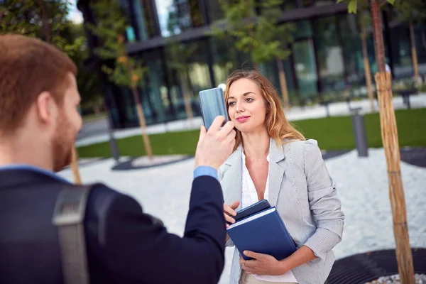 Ung Affärsman Visar Något Sin Mobiltelefon Till Affärskvinna — Stockfoto