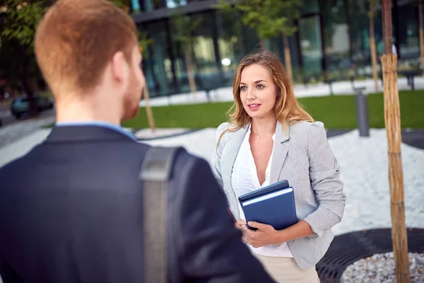 Collega Praten Voor Een Bedrijfsgebouw Zakenmensen — Stockfoto