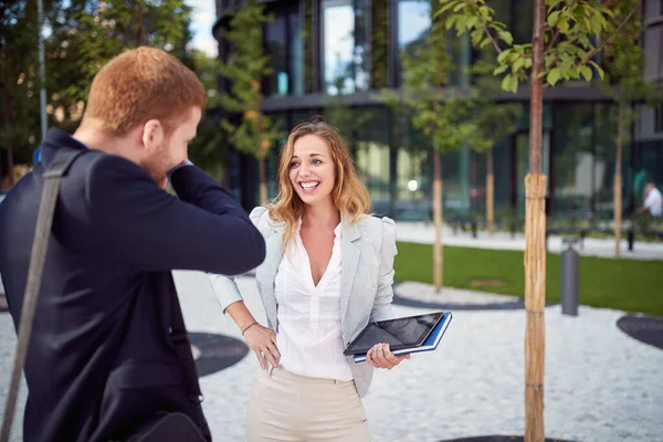 Jeunes Gens Affaires Mignons Riant Devant Bâtiment Collègues Pause Moment — Photo