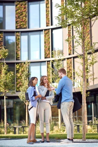 Grupo Jóvenes Empresarios Hablando Frente Edificio Alta Imagen Vertical Con — Foto de Stock