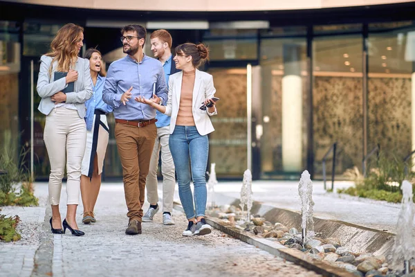 Grupo Jóvenes Empresarios Que Salen Del Edificio Para Tomarse Descanso — Foto de Stock