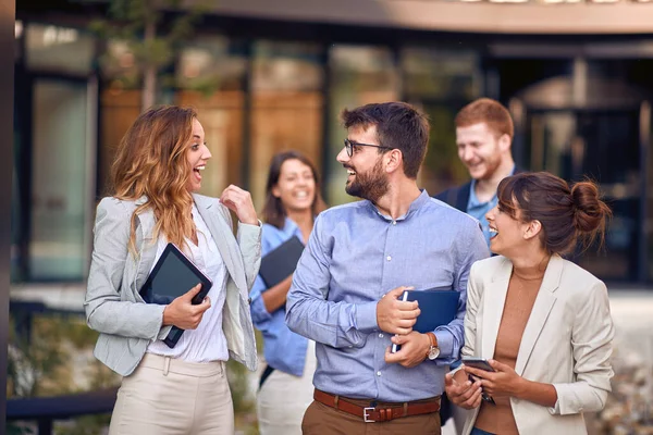 Emocionó Las Empresarias Salió Contando Historia Unos Colegas Emociones Positivas — Foto de Stock