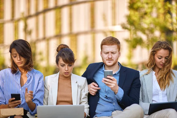 Dışarıda Oturan Endişeli Adamları Dizüstü Bilgisayar Cep Telefonları Üzerinde Çalışıyorlar — Stok fotoğraf