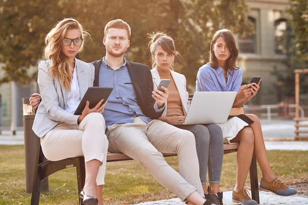 Hombres Negocios Caucásicos Enojados Sentados Aire Libre Parque Banco Trabajando — Foto de Stock