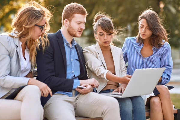 Joven Empresaria Mostrando Contenido Ordenador Portátil Sus Colegas Banco Parque — Foto de Stock