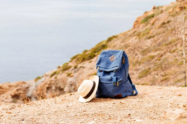 Bokovky cestovatel s batohem. Užívat slunce, hluboké dýchání — Stock fotografie