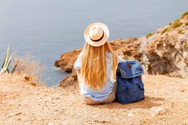 Hipster seyahat sırt çantası ile. Güneş, derin nefes zevk