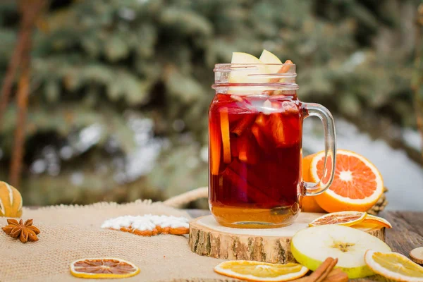 在玻璃杯子，香料和柑橘类水果甜酒 — 图库照片#