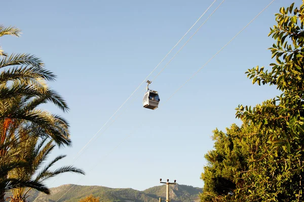 Die Standseilbahn in den Himmel über den Bergen in alanya Türkei. modulare Seilbahn. Sonniger Tag, hohe Berge am Horizont. — Stockfoto