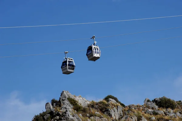 Die Standseilbahn in den Himmel über den Bergen in alanya Türkei. modulare Seilbahn. Sonniger Tag, hohe Berge am Horizont. — Stockfoto