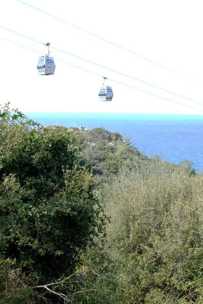 Die Standseilbahn in den Himmel über den Bergen in alanya Türkei. modulare Seilbahn. Sonniger Tag, blauer Himmel am Horizont. — Stockfoto