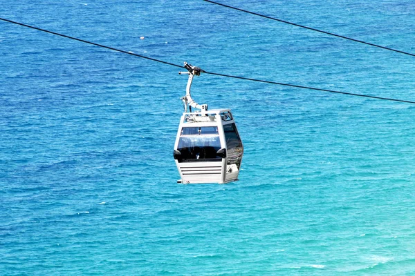 Funicular na linha isolada em mar azul. Cablagem modular . — Fotografia de Stock