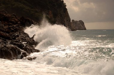 Büyük dalgalar fırtınalı hava, büyük yuvarlak taş kırma gelgit. Alanya, Türkiye.