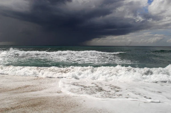 Nagy vihar kilátás nyílik a tengerre. Erős szél és a nagy hullámok splash csepp sötét ég alatt. Alanya, Törökország — Stock Fotó