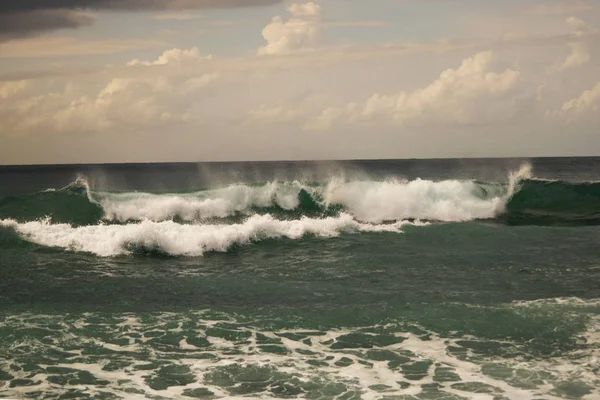 Zicht op de grote storm op zee. Sterke wind en grote golven met splash druppels onder donkere hemel. Alanya, Turkije — Stockfoto