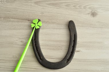 Dört yapraklı yonca ile St Patrick's için görüntülenen bir at nalı 