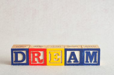Kelime rüya ile renkli bloklar yazıldığından