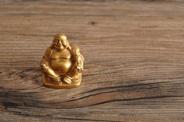Gülen heykelcik ve neşeli altın Buddha