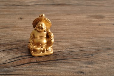 Gülen heykelcik ve neşeli altın Buddha