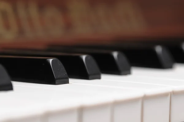 Teclas de piano preto e branco — Fotografia de Stock