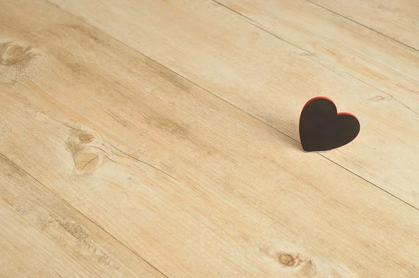Walentynki. czarne serce izolowane na drewnianym tle — Zdjęcie stockowe