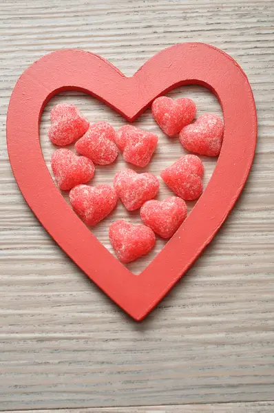 Dia dos Namorados. Coração de madeira cheio de doces em forma de coração — Fotografia de Stock