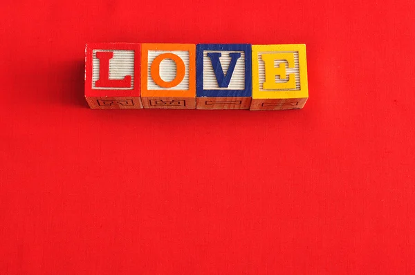 Valentinstag: Liebe buchstabiert mit bunten Buchstabenblöcken — Stockfoto