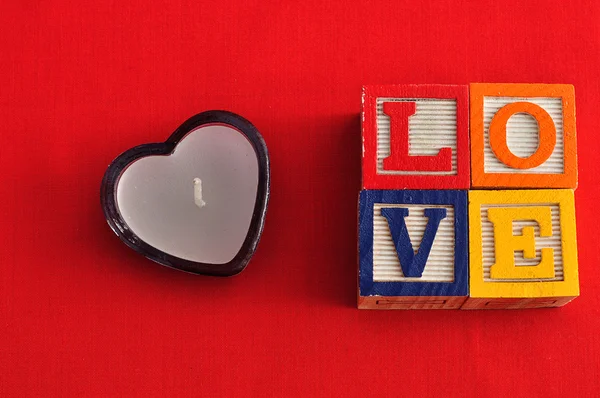 Día de San Valentín.Amor Escrito con bloques de alfabeto de colores — Foto de Stock