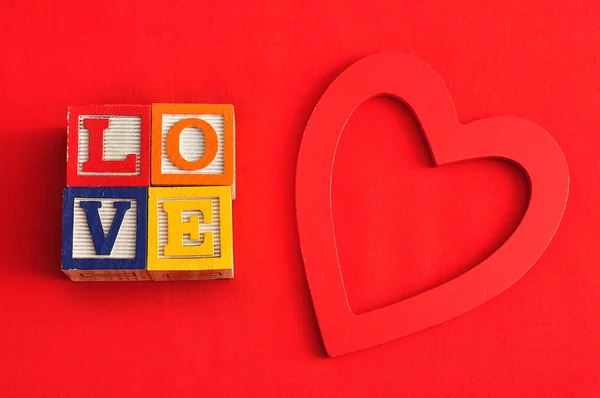 Sevgililer Day.Love yazıldığından ile renkli alfabe blok 