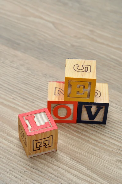 Valentinstag: Liebe buchstabiert mit bunten Buchstabenblöcken — Stockfoto