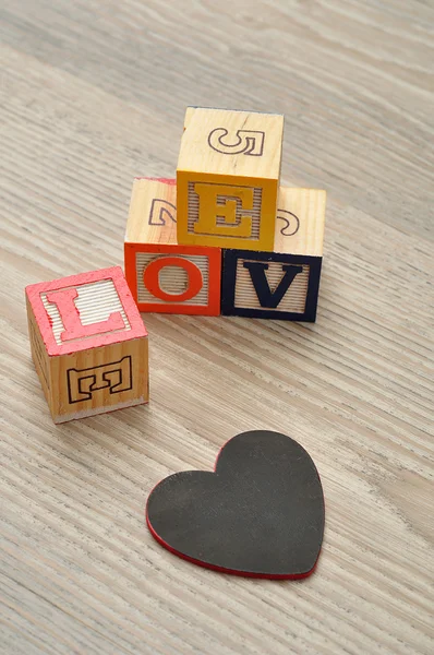 Día de San Valentín.Amor Escrito con bloques de alfabeto de colores — Foto de Stock