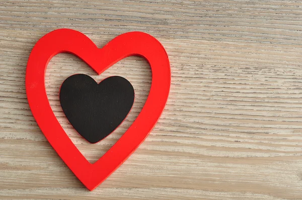 Aftelkalender voor Valentijnsdag. Een zwarte en rode houten harten — Stockfoto