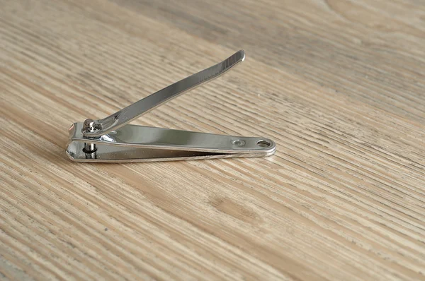 Ahşap arka plan üzerinde bir tırnak makası