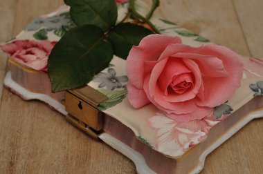 Pembe çiçekli kapalı bir defter