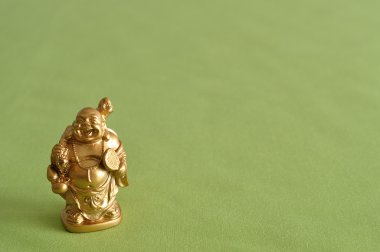 Gülen ve neşeli bir altın Buda'nın heykelcik