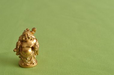 Gülen ve neşeli bir altın Buda'nın heykelcik