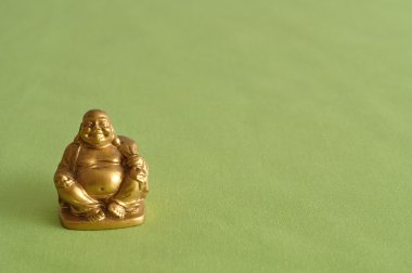 Gülen ve neşeli bir altın Buda'nın heykelcik