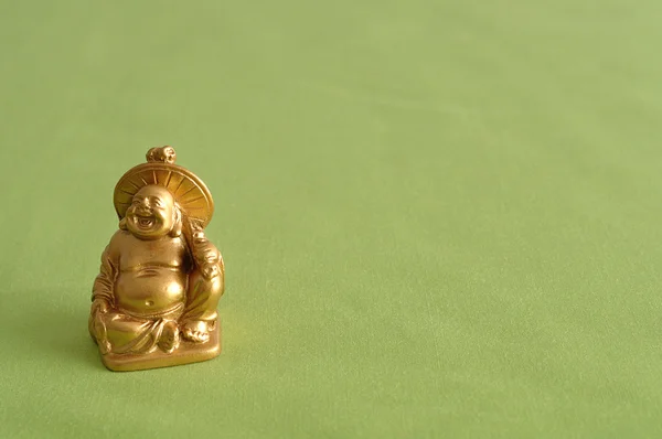 Figur eines lachenden und fröhlichen goldenen Buddhas — Stockfoto