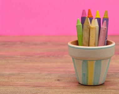 Küçük bir kapta balmumu boya kalemi