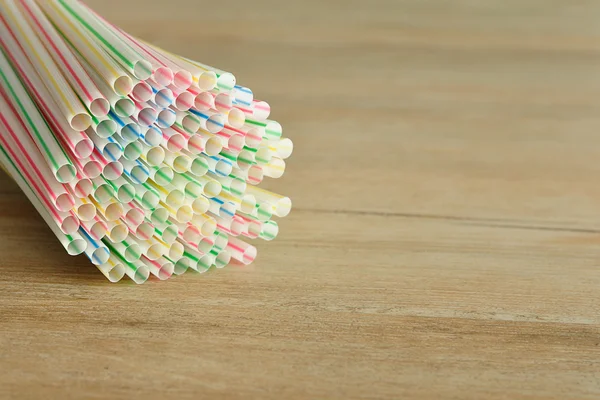 Drinking straws isolated on a wooden background — Stock Photo, Image