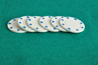 Yeşil bir arka plan üzerinde beyaz poker fişleri
