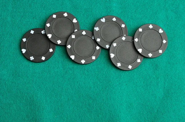 Żetony do pokera czarny na zielonym tle — Zdjęcie stockowe