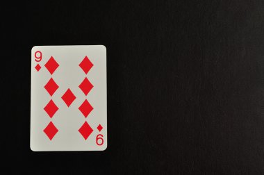 Oyun kağıdı. Dokuz siyah bir arka plan üzerinde izole elmas