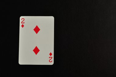 Oyun kağıdı. İki siyah bir arka plan üzerinde izole elmas