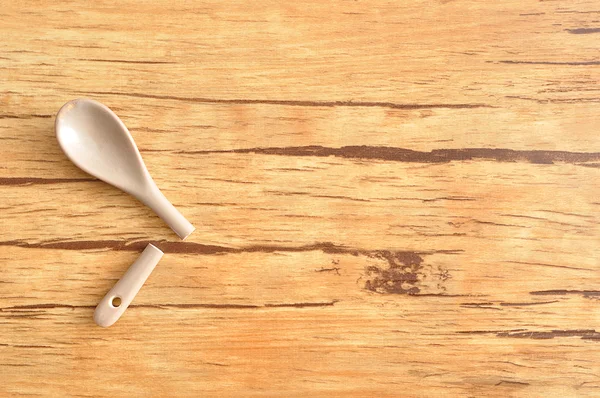 Una cucharadita de vidrio beige roto — Foto de Stock
