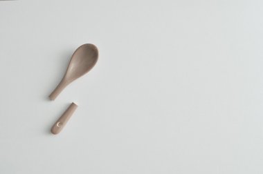 Bir kırık bej cam çay kaşığı