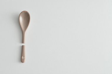 Bir kırık bej cam çay kaşığı