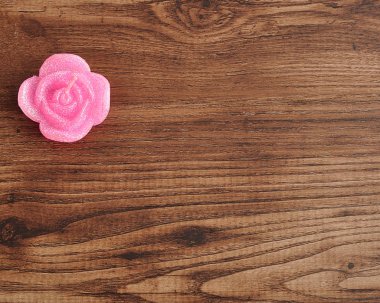 Bir gül şeklinde mum