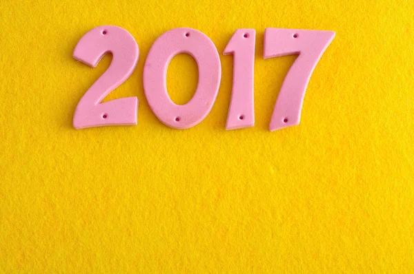 2017 w różowe numery na białym tle żółty — Zdjęcie stockowe